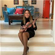 Sei alla ricerca di un insegnante seria e competente? Contattami e non esitare , la Musica è un viaggio meraviglioso.